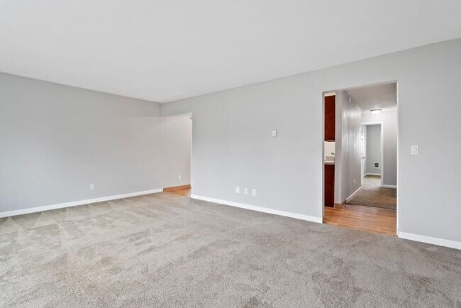 Foto del edificio - 2 bedroom 1 bath with washer/dryer include...