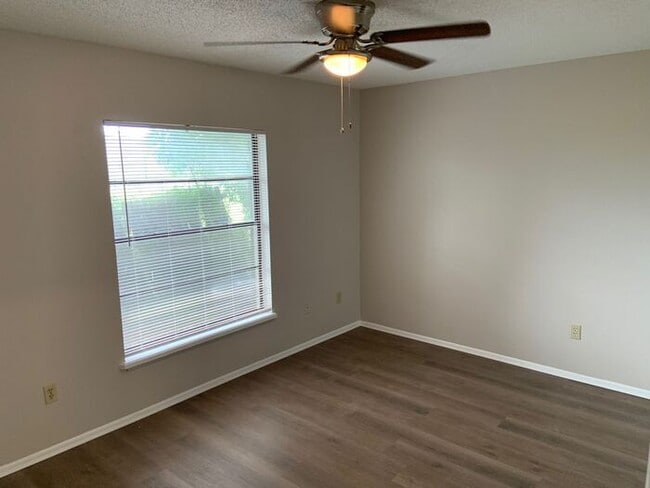 Foto del edificio - Great 2 Bed/1 Bath Duplex!!