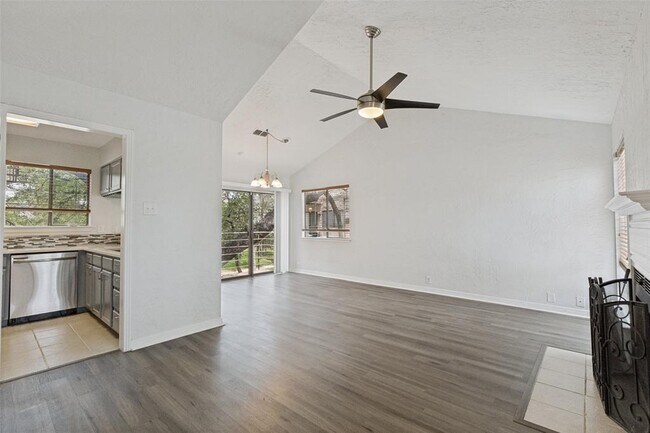 Foto del edificio - 6810 Deatonhill Dr