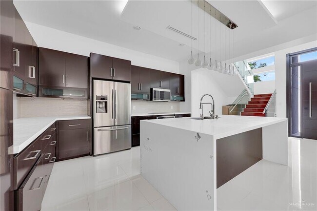 Foto del edificio - 18 Redbud Ave W