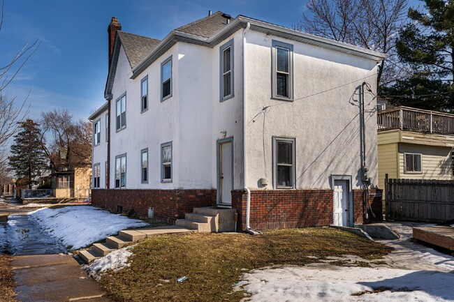 Building Photo - 2 Bedroom with 1 Full Bathroom Duplex in S...