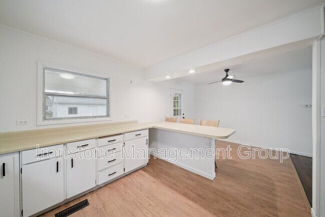 Foto del edificio - 219 E 45th Ct