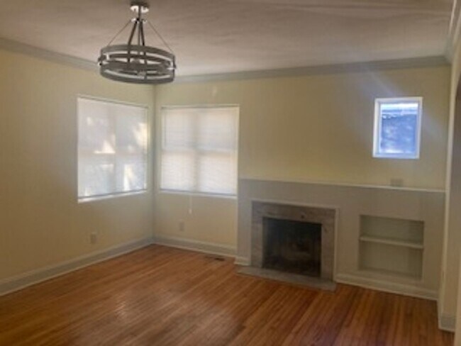 Building Photo - Cozy, Updated Cottage in Highly Desirable West Ashley