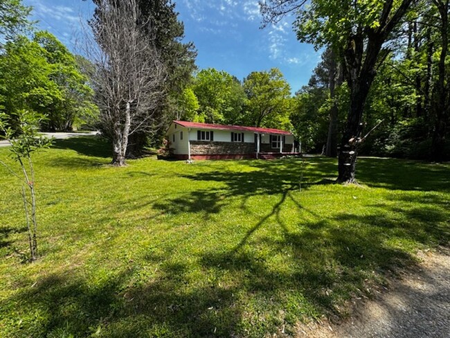 Building Photo - 4Bedroom 3 Bath house on level privet lot