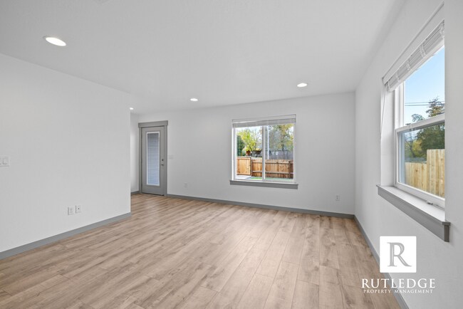 Foto del edificio - 3 Bed/2.5 Bath Townhome in Medford