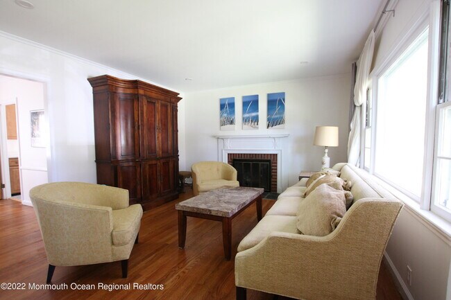 Foto del edificio - 242 Pinecrest Rd