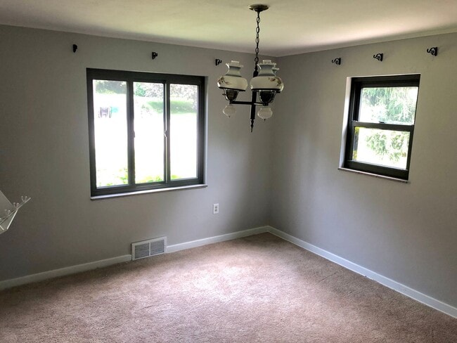 Building Photo - Perfectly Located 3 Bedroom W/ 2 Full Bath...