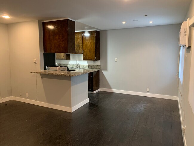 Building Photo - 1327 S St Andrews Pl