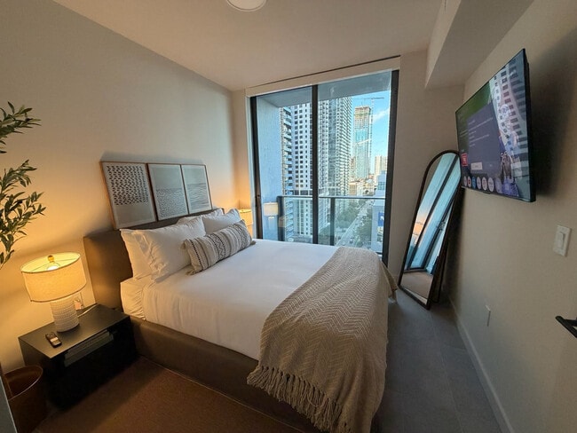 Building Photo - 121 NE 5th St