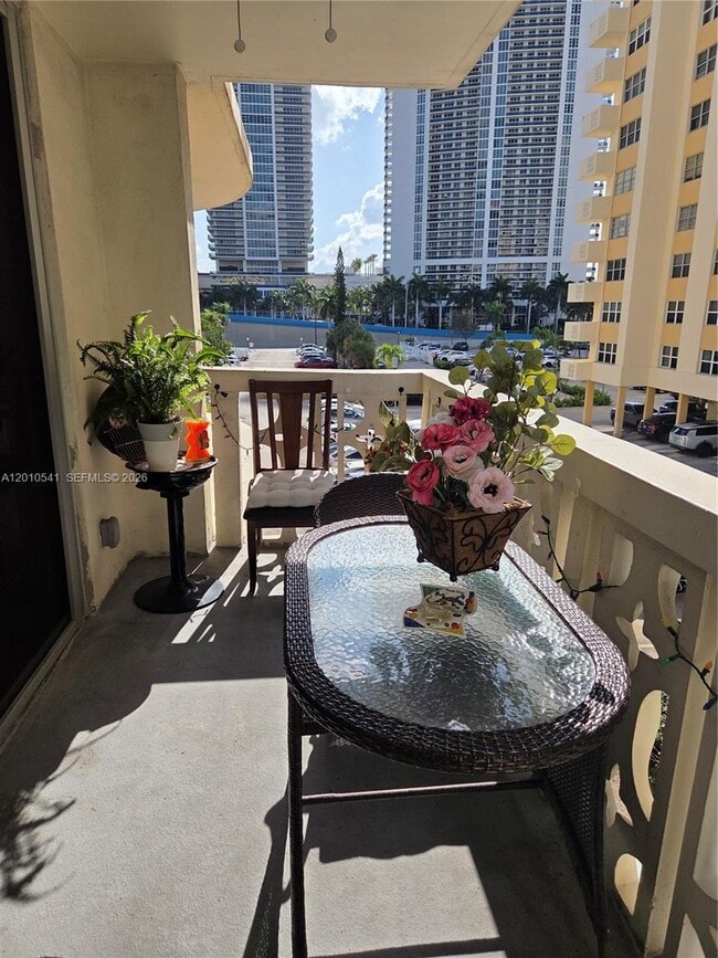 Building Photo - 1817 S Ocean Dr