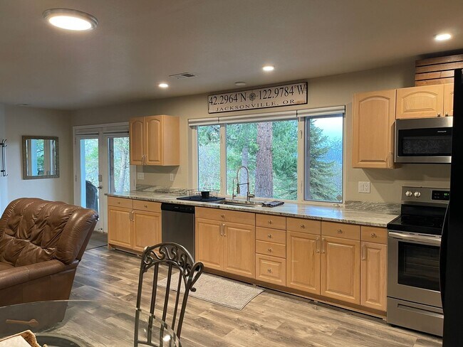 Foto del edificio - Juanita Retreat: Beautiful Setting on Rural Property Close to Downtown Jacksonville $300 Utility Fee