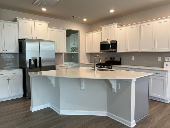 Building Photo - 4/2.5 Townhome Available Now!