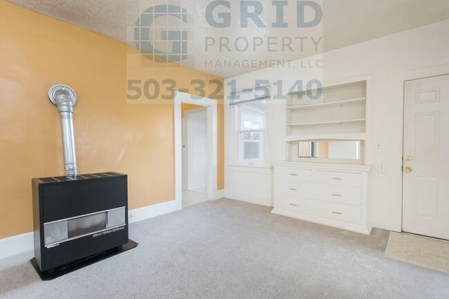 Building Photo - Charming 2 Bedroom Apartment Available in Milwaukie - Private Fenced-In Yard!
