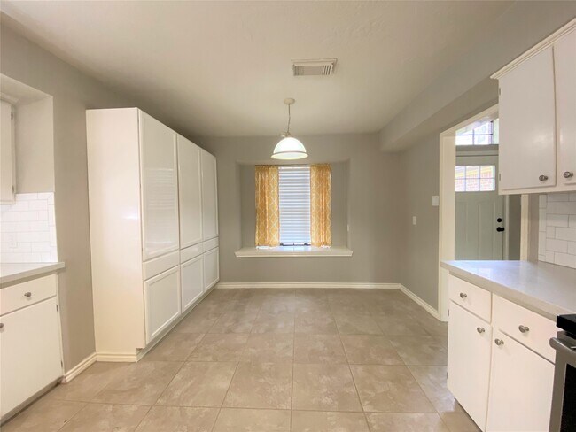 Foto del edificio - 12303 Longfellow Dr