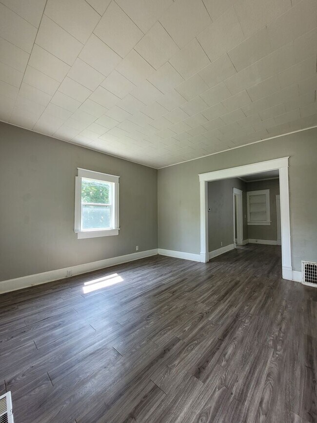 Building Photo - Cute 2 Bedroom 1 Bath 1,152 Sq Ft!