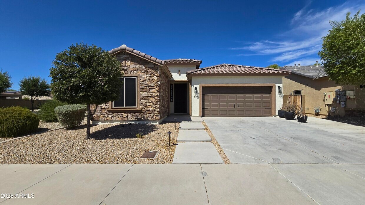 Foto principal - 17784 W Sherman St