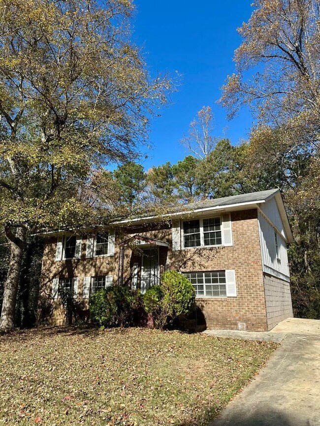 Foto del edificio - Charming Split-Level Single-Family Home – 5 Bed | 2 Bath