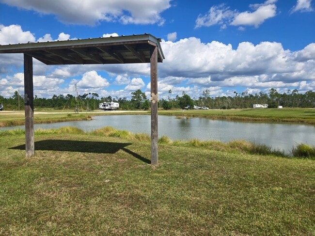 Foto del edificio - 385 Sunshine Rd