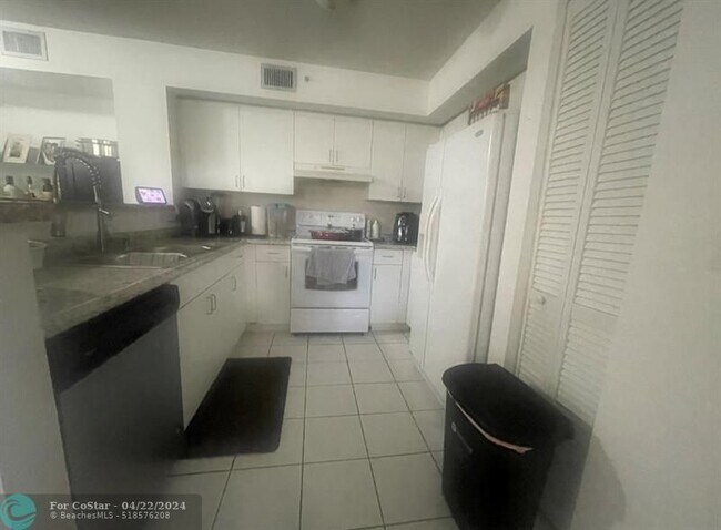 Foto del edificio - 4832 N State Rd 7