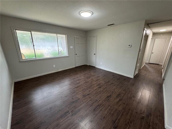 Foto del edificio - 4734 Clarendon Dr