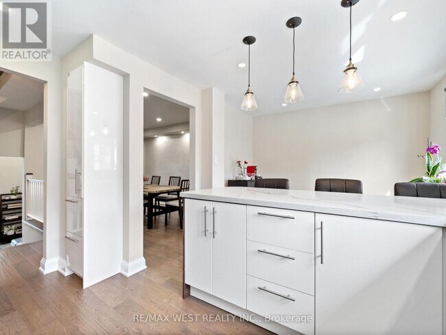 Building Photo - 4165-4165 Fieldgate Dr