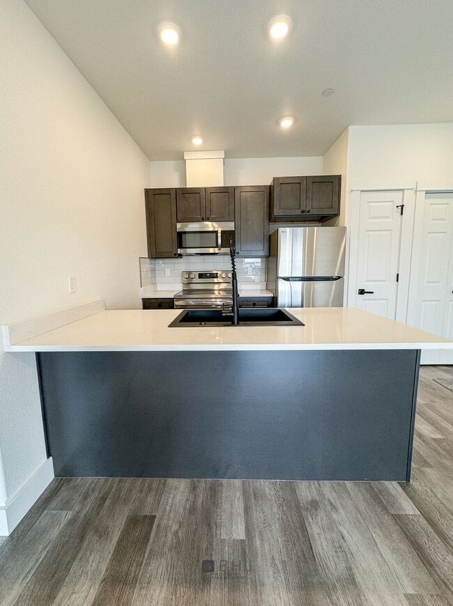 Building Photo - BRAND NEW Pet Friendly 1 bed/ 1 bath apart...