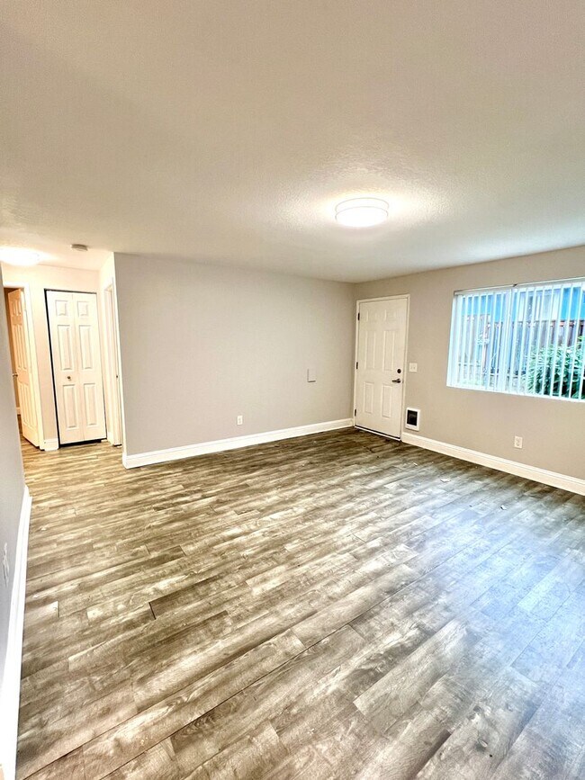 Building Photo - LUPUS01