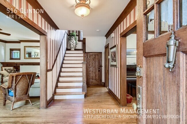 Building Photo - Lovely Classic Oak Park Home!