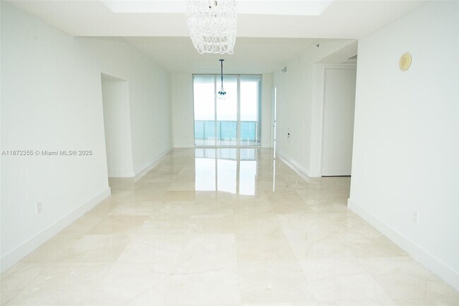 Foto del edificio - 15811 Collins Ave