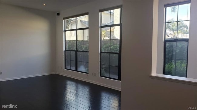 Building Photo - 3 br, 2 bath Townhome - 561 W Maple Ave