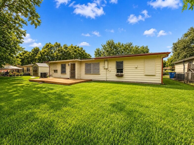 Foto del edificio - 5013 Live Oak Dr