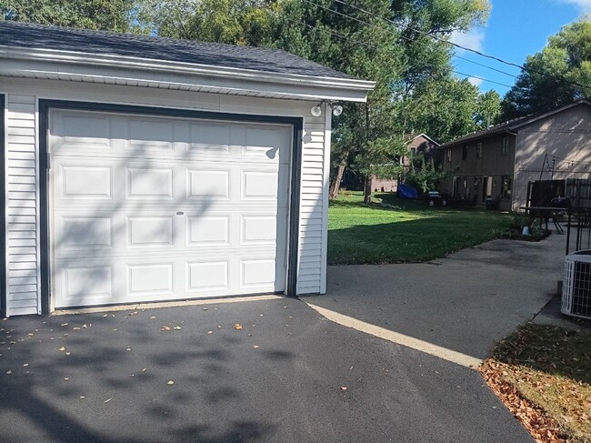 Detached garage - 1517 S River Rd