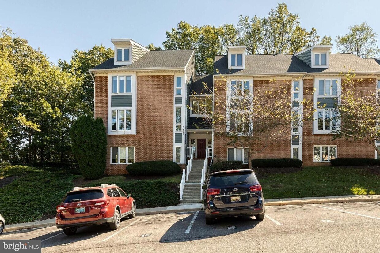 Foto principal - Beautifully updated 2 bed 2 bath patio-lev...