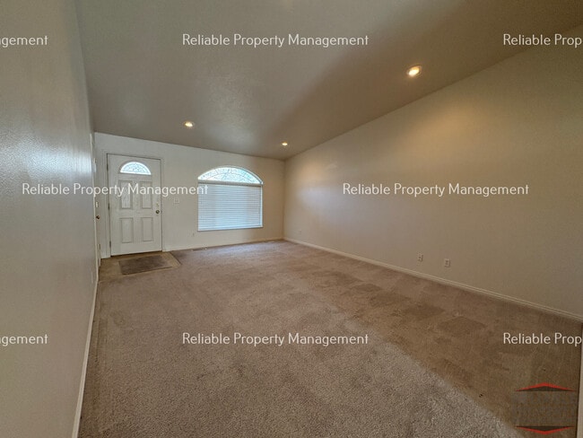 Building Photo - 1400 Falcon Dr