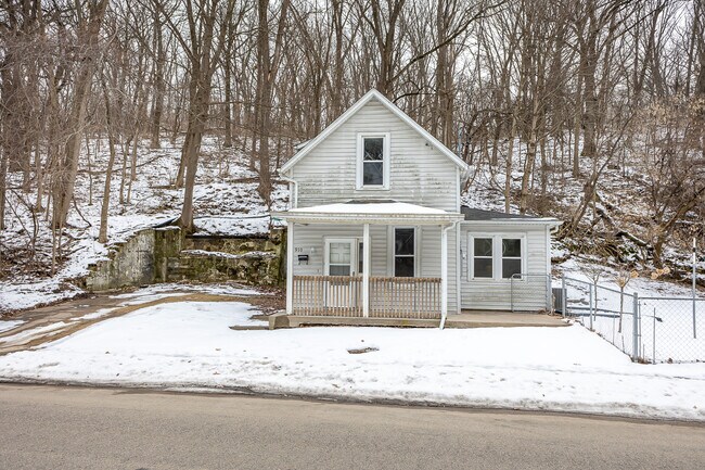Building Photo - 910 W Locust St