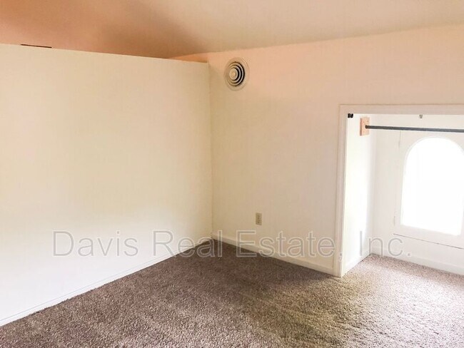 Building Photo - 421 Canal St