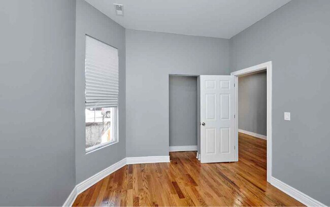 Foto del edificio - 3246 E 91st St