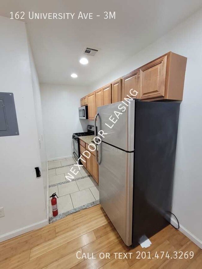 Building Photo - 162 University Ave