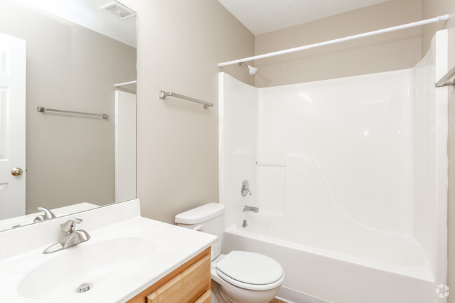 2BR, 2BA - Sandpiper/885 SF - Bathroom - Saylorville Lakeside