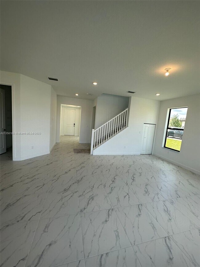 Foto del edificio - 1323 Whitcombe Dr
