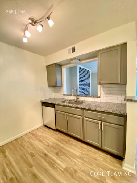 Building Photo - Updated Top Floor 2 Bedroom For Rent in Mi...