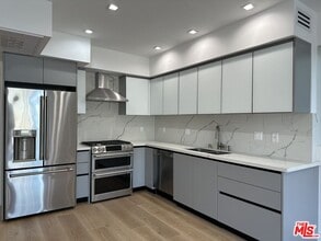 Building Photo - 9842 Vidor Dr