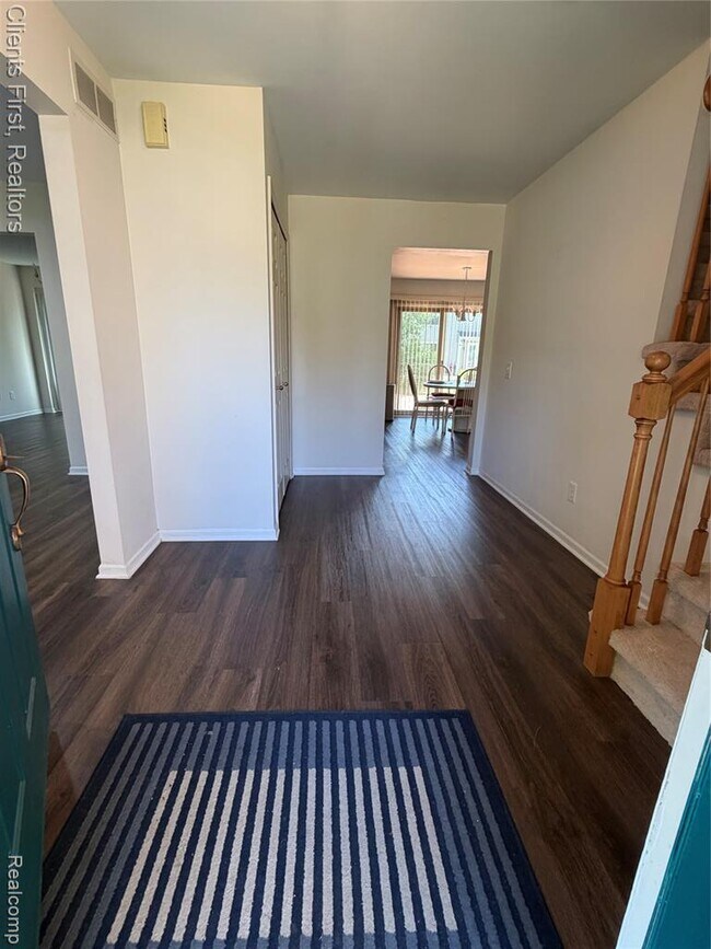Building Photo - 7043 Foxridge Dr