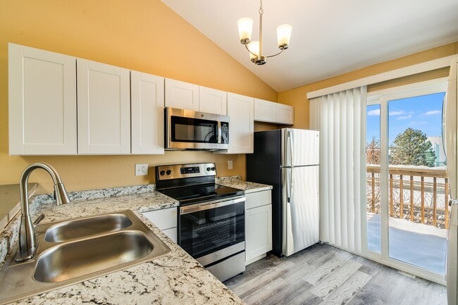 Foto del edificio - Beautifully remodeled condo in Smokey Hill - Available May 1st!!