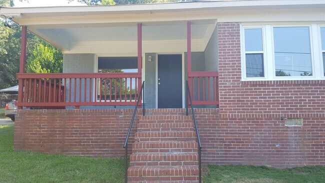 Building Photo - 3Bed Room, 1 Bath Brick Ranch Style Home