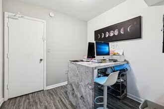 Building Photo - Luna At Hollywood