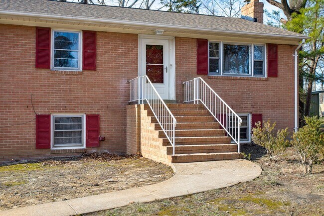 Foto del edificio - Spacious 3 Bed 2 Bath Rancher Available NOW