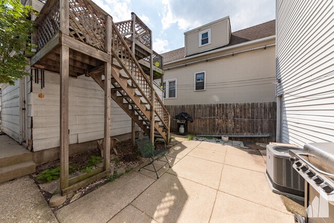 Building Photo - 1421 W Fletcher St