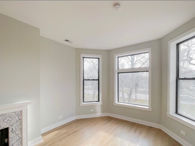 Building Photo - 2041 W Montrose Ave