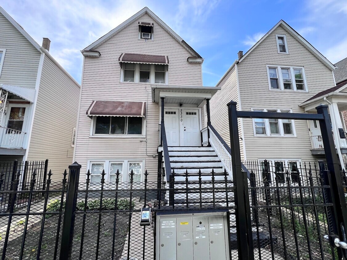 Foto principal - 2330 N Lockwood Ave